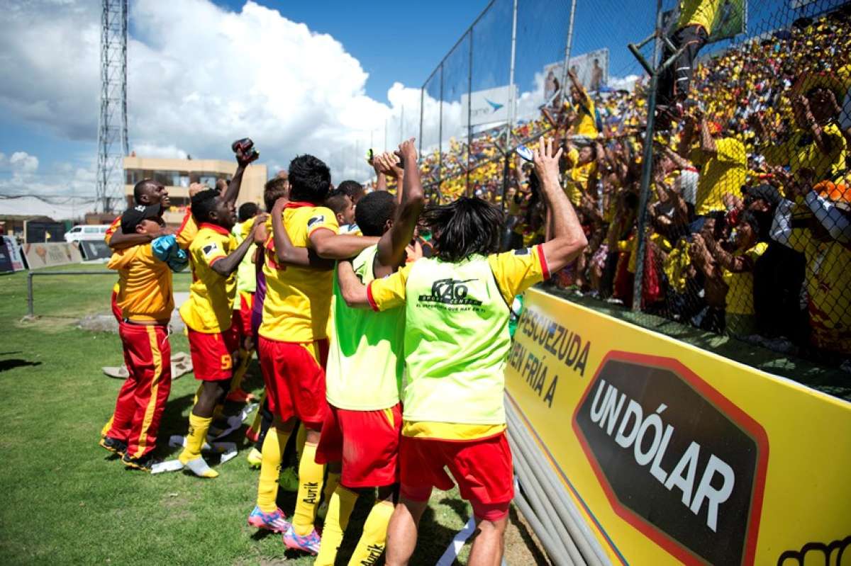 El equipo de Aucas celebr&oacute; con la hinchada presente en el estadio Bellavista. Foto: Marco Salgado / El Tel&eacute;grafo