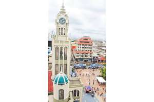 La catedral de Machala es uno de los edificios m&aacute;s visitados por los turistas. El edificio se levanta sobre uno de los primeros cementerios que tuvo la urbe. Foto: Fabricio Cruz / El Tel&eacute;grafo