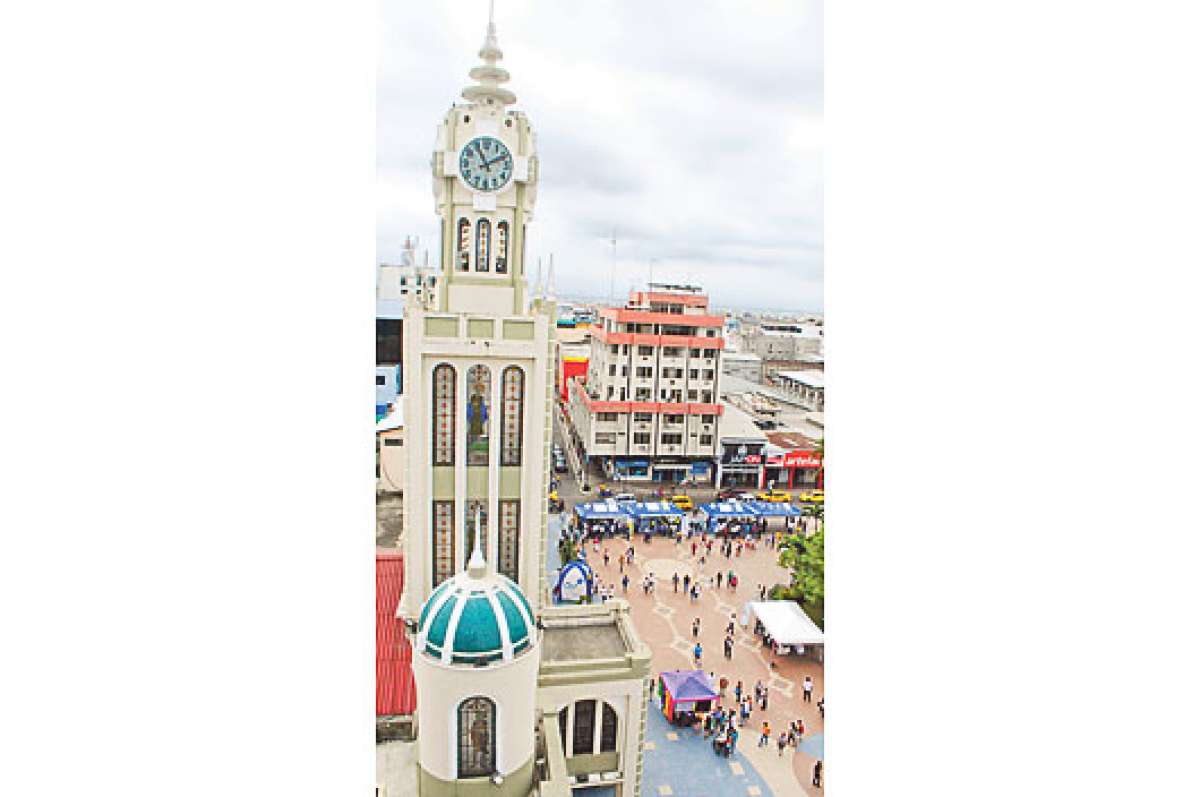 La catedral de Machala es uno de los edificios m&aacute;s visitados por los turistas. El edificio se levanta sobre uno de los primeros cementerios que tuvo la urbe. Foto: Fabricio Cruz / El Tel&eacute;grafo