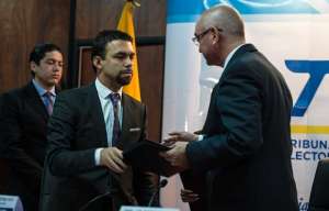 Juan Pablo Pozo (izq) y Patricio Baca firmaron el convenio como presidentes del CNE y del TCE, respectivamente. Foto: Marco Salgado/ El Tel&eacute;grafo 