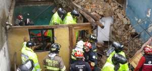 Los bomberos, durante el rescate de la familia damnificada.