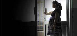 Las menores por lo general no completan su desarrollo f&iacute;sico y esa situaci&oacute;n causa problemas para la adolescente y el ni&ntilde;o que lleva en su vientre, sin hablar de las complicaciones psicol&oacute;gicas.