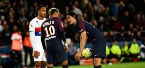 El delantero uruguayo Edinson Cavani (der.) se alista para patear el penal del fin de semana anterior, contra el Lyon, mientras discute con Neymar. El uruguayo cobr&oacute; el penalti y lo fall&oacute;. 