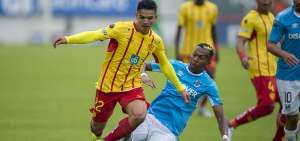El extremo Alexander Alvarado (i), de Aucas, ya fue titular con el club en la fecha pasada y repetir&aacute; en esta jornada.