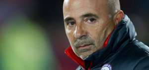 Hinchas de U. de Chile apoyan a Jorge Sampaoli en la 'Roja'