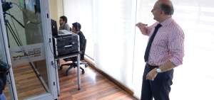 El titular del Consejo Directivo del IESS, Richard Espinosa, muestra a la prensa las instalaciones donde funciona el Aciess.