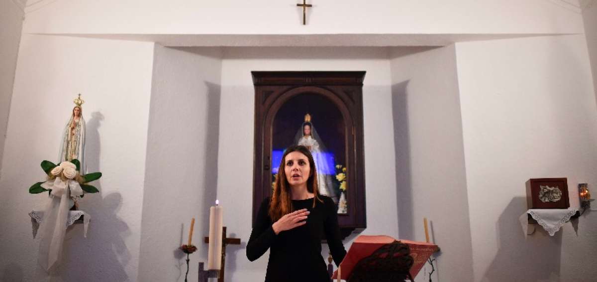 Claudia Rocha dirige la misa en la Iglesia de Carrapatelo (regi&oacute;n de Reguengos de Monsaraz). En la zona carecen de sacerdotes cat&oacute;licos.   