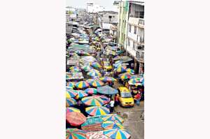 Varias de las calles del centro de Machala se han convertido en mercados lo que hace imposible un tr&aacute;nsito normal de personas y de veh&iacute;culos.