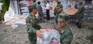 Militares realizaron el traslado de las donaciones.