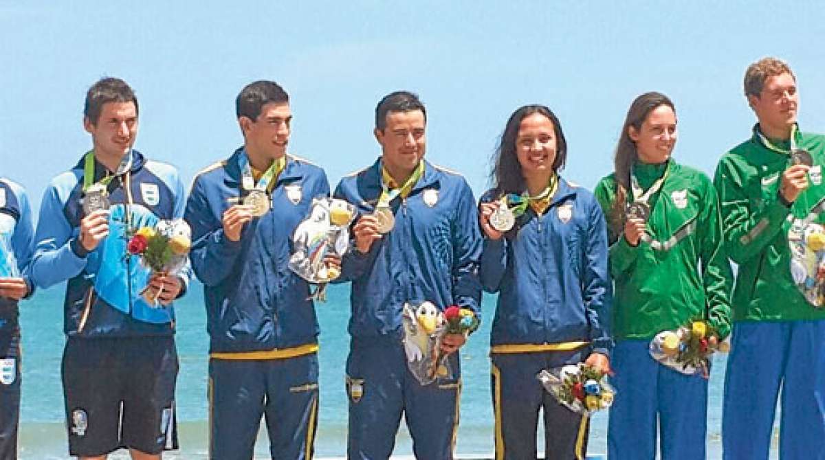 Esteban Enderica (2&deg; de izq. a der.), Santiago Enderica y Samantha Ar&eacute;valo, en ese orden. Foto: Cortes&iacute;a