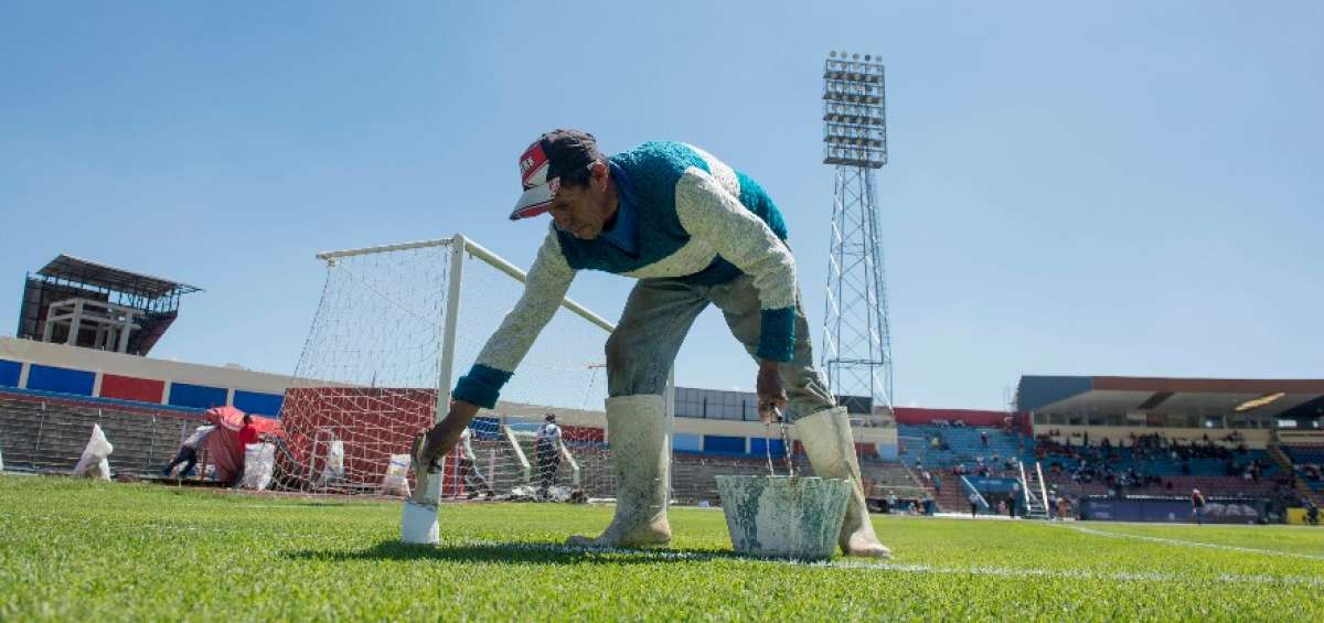 Luis Coronel fue el encargado de tizar la cancha del estadio Ol&iacute;mpico de Riobamba.  