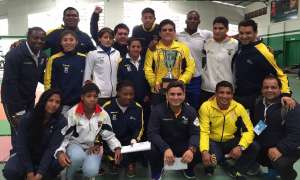 La selecci&oacute;n ecuatoriana de judo, categor&iacute;a absoluta, posa con el trofeo de campe&oacute;n sudamericano en Bolivia. Foto: Cortes&iacute;a FEJ