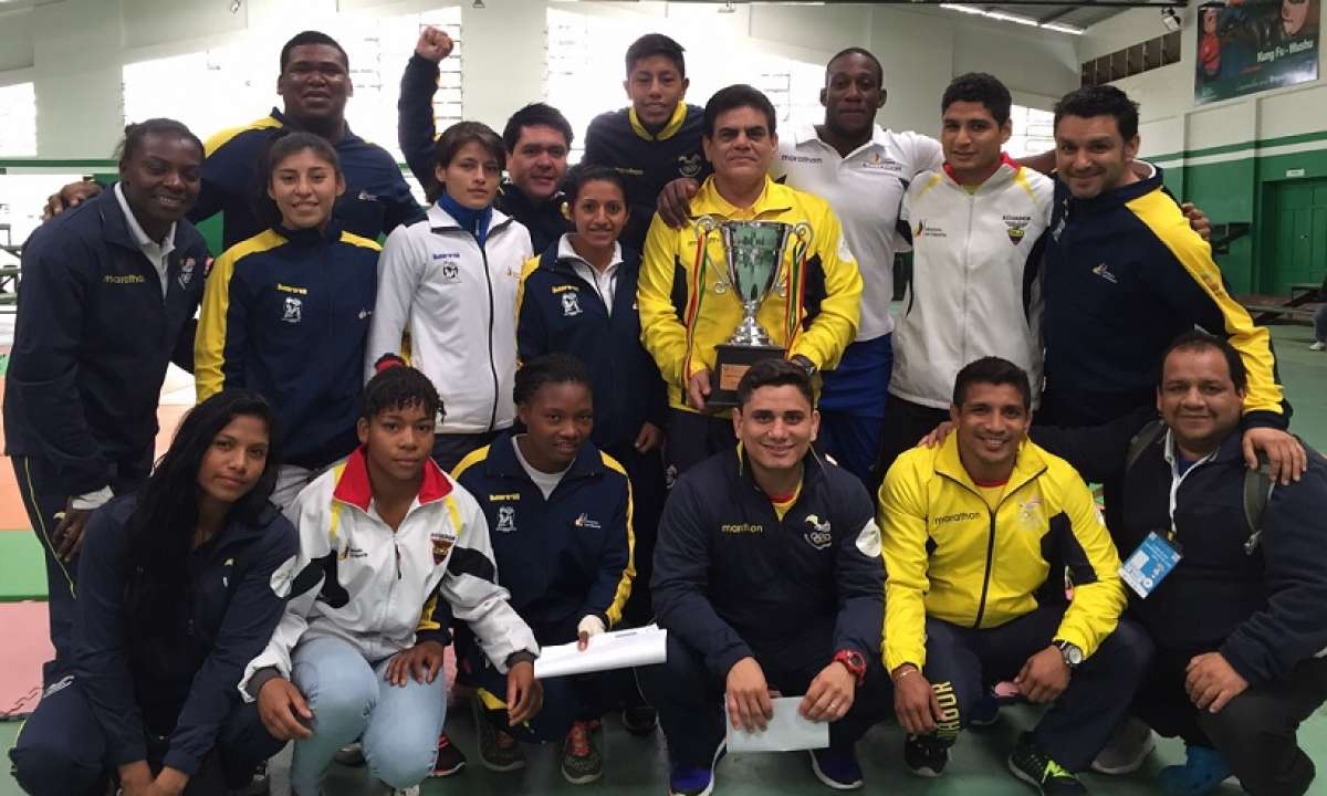 La selecci&oacute;n ecuatoriana de judo, categor&iacute;a absoluta, posa con el trofeo de campe&oacute;n sudamericano en Bolivia. Foto: Cortes&iacute;a FEJ