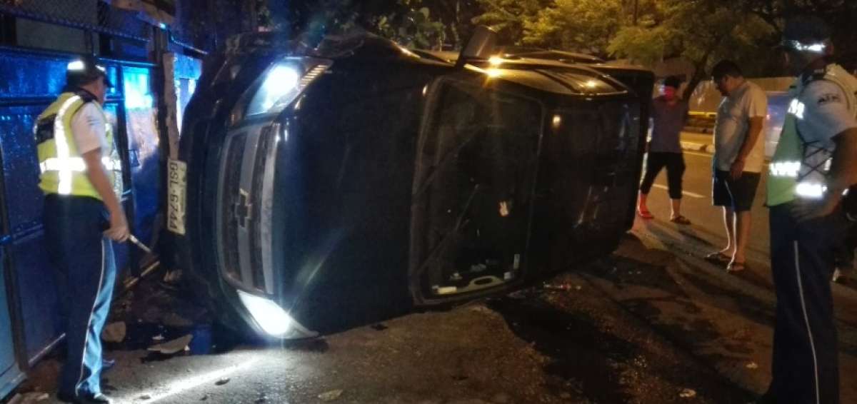 La camioneta permaneci&oacute; volcada por cerca de una hora, hasta que una gr&uacute;a la retir&oacute;.