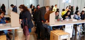 Los ecuatorianos residentes en la ciudad de Madrid (Espa&ntilde;a) desde temprano acudieron a depositar su voto en la legaci&oacute;n diplom&aacute;tica.