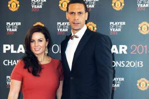 Rio Ferdinand (d) y su esposa Rebecca Ellison en la ceremonia de jugador del a&ntilde;o en Old Trafford, Manchester, el 15 de mayo de 2013. Foto: Agencia AFP