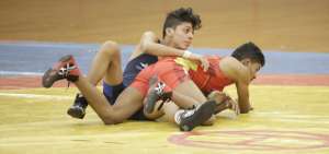 Oliver Lucio (I) obtuvo la presea dorada en la categor&iacute;a de 48 kg.