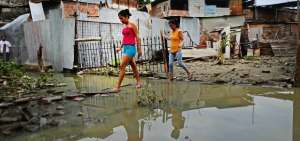 En Manta se coordina ayuda de emergencia a las zonas afectadas por el terremoto de abril de 2016 y que presentan problemas de alcantarillado.