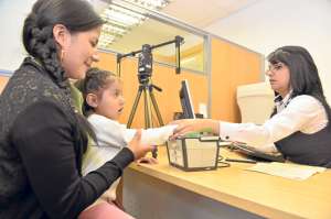 El pr&oacute;ximo a&ntilde;o, en las instalaciones del Registro Civil, los ciudadanos podr&aacute;n obtener pasaportes y licencias. Foto: Jos&eacute; Luis Llivisaca.