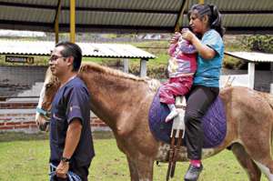 Varios especialistas recomiendan las terapias con caballos para ni&ntilde;os, pues desarrollan su parte psicol&oacute;gica y cognitiva. Adem&aacute;s, crean confianza en el menor. Foto: Ministerio de Salud P&uacute;blica