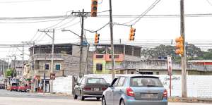 En la avenida Francisco de Orellana, los desperfectos en la se&ntilde;al&eacute;tica digital se mantienen desde hace 3 meses. Foto: Karly Torres/El Tel&eacute;grafo