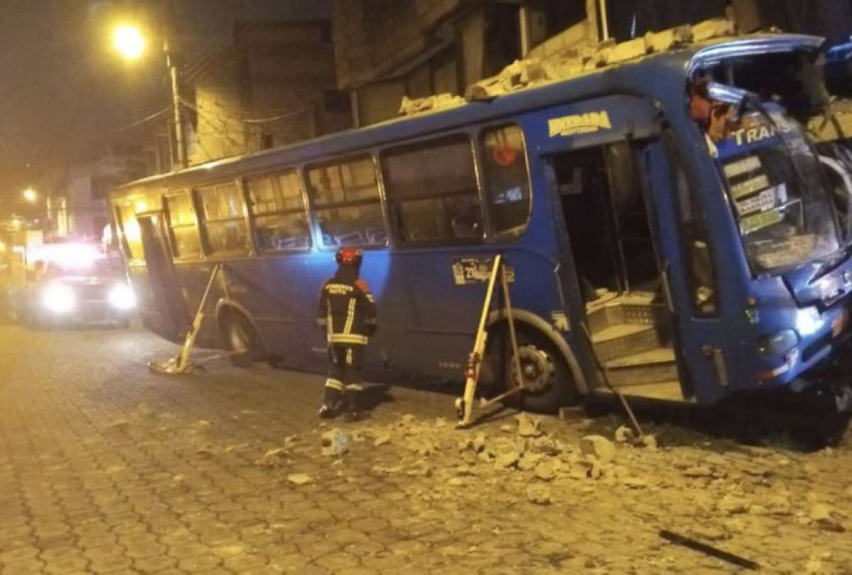 Bus se impacta contra vivienda en Turubamba