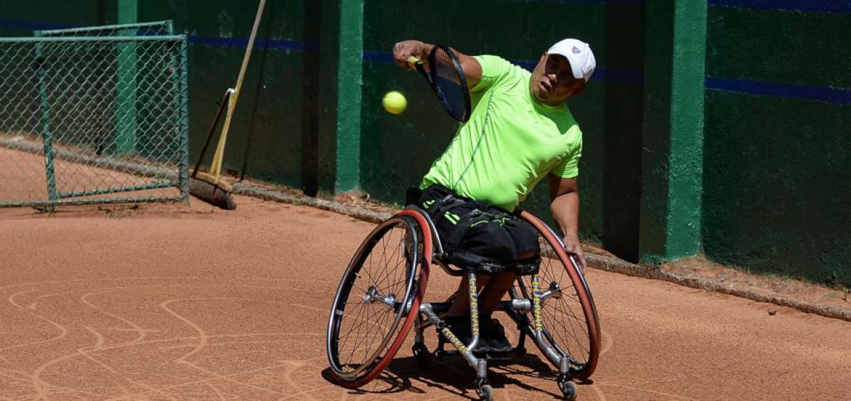 El exfutbolista colombiano qued&oacute; cuadripl&eacute;jico hace 12 a&ntilde;os y es uno de los invitados al Open de Tenis sobre silla de ruedas de Cuenca.