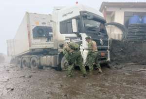 Militares apoyan en remoci&oacute;n de escombros y asistencia a afectados en Alaus&iacute;