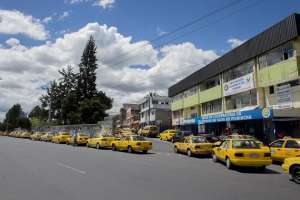 Los conductores se concentraron en la Uni&oacute;n de Cooperativas de Transporte de Taxistas de Pichincha, ubicado, al sur de Quito. Foto: Fernando Sandoval / EL TEL&Eacute;GRAFO