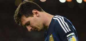 Durante todo el juicio, la estrategia de la defensa pas&oacute; por desvincular al delantero de 29 a&ntilde;os de los supuestos delitos cometidos. Messi asegur&oacute; que &eacute;l se dedicaba a jugar al f&uacute;tbol, ignorando por completo c&oacute;mo se gestionaba su dinero y qu&eacute; eran los contratos que firmaba.