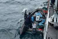 A 200 millas de Santa Elena se interceptó una embarcación con 20 bultos de droga. 