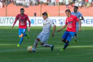 Diego Morales (centro) conduce el bal&oacute;n durante el partido contra Nacional de Paraguay. FOTO: John Guevara / EL TEL&Eacute;GRAFO