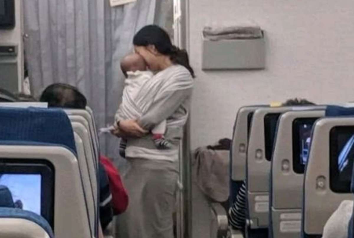 En este vuelo viajaba una madre con su hijo de cuatro meses de nacido y pensó en tener un gesto con los pasajeros por si su niño lloraba.