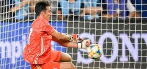 El portero Gianluigi Buffon se luce con la Juventus en China