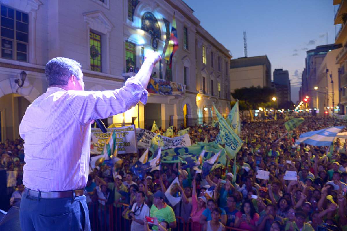 El gobernador del Guayas, Julio C&eacute;sar Qui&ntilde;&oacute;nez, lider&oacute; un plant&oacute;n de apoyo al Ejecutivo, en la calle Aguirre, en la intersecci&oacute;n con el Malec&oacute;n. Foto: Karly Torres / El Tel&eacute;grafo