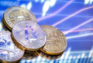 La Fiscal&iacute;a investiga un presunto esquema de estafa con inversiones en criptomonedas que habr&iacute;a afectado a varias familias en Cuenca.