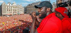 Romelu Lukaku, con el micr&oacute;fono en mano, se dirige a los cerca de 40 mil hinchas belgas.