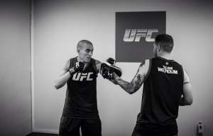 Marlon Chito Vera (i.) fue el primer ecuatoriano en participar de una pelea en UFC. Foto: Tomada del twitter @ecumma 