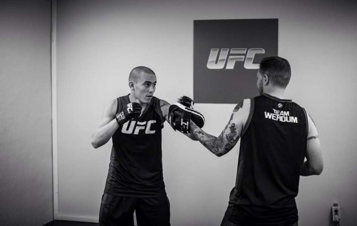 Marlon Chito Vera (i.) fue el primer ecuatoriano en participar de una pelea en UFC. Foto: Tomada del twitter @ecumma 