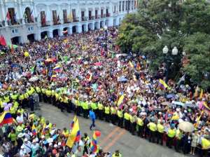 Desde muy temprano las bases de Alianza PAIS se ubicaron frente al Palacio de Carondelet