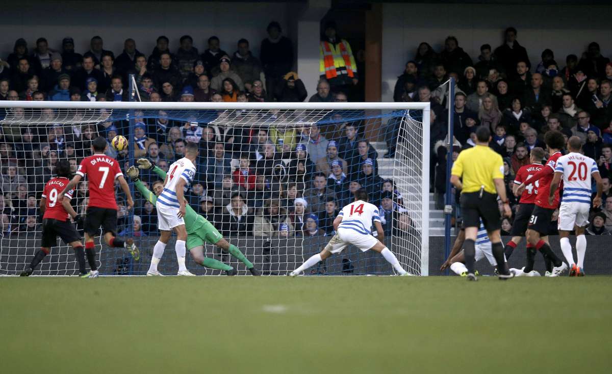 Momento en el que James Wilson anota el segundo gol del United. Foto: AFP