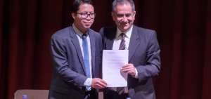 Andr&eacute;s Santos, presidente de la FEUE, recibe la certificaci&oacute;n por parte de Augusto Barrera.
