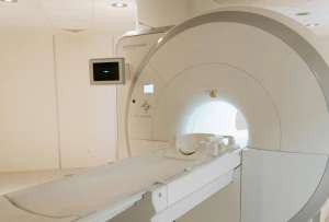 En Nueva York, un hombre de 61 años murió tras ingresar sin autorización a una sala de resonancia con una cadena metálica de nueve kilos y ser succionado por la máquina. 