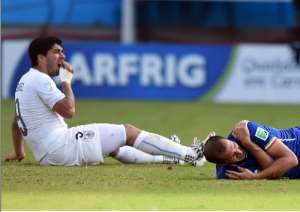 El jugador del Liverpool se enfrentar&iacute;a a una dura sanci&oacute;n que podr&iacute;a privarlo de continuar disputando el Mundial de Brasil-2014. Foto: AFP