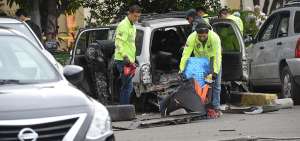 La zona de la explosi&oacute;n del artefacto fue acordonada por los polic&iacute;as. Tres automotores resultaron afectados por la detonaci&oacute;n en el campus.