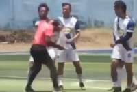 En un partido de fútbol, el árbitro no esperó a que lo agredan y respondió con golpes al jugador que empezó insultándolo.