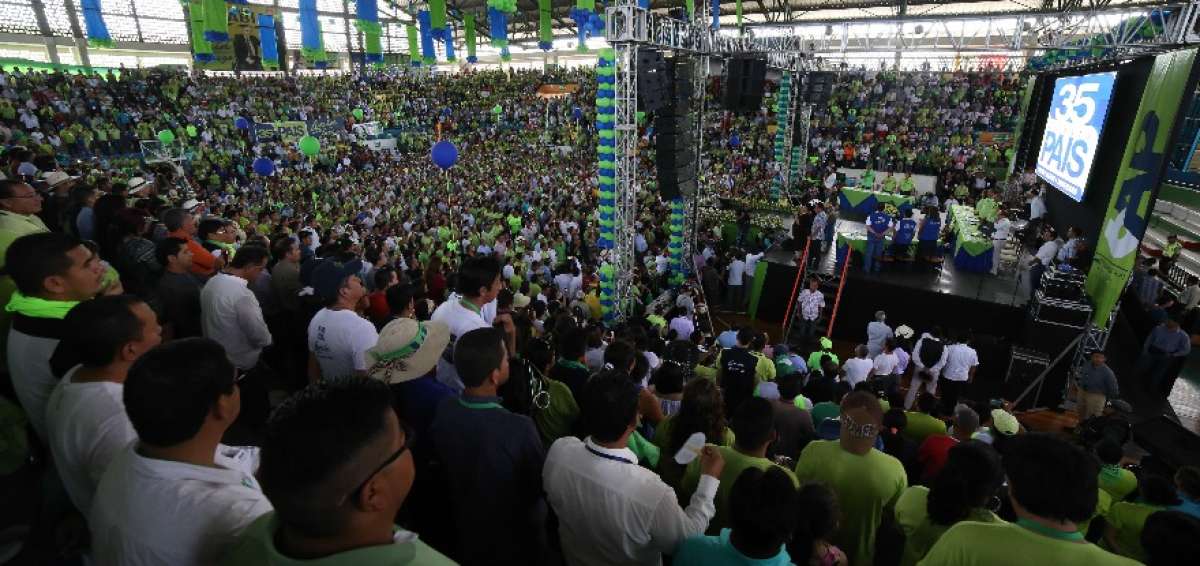 Miles de militantes de Alianza PAIS se congregaron en el Coliseo California, en Portoviejo, para participar de la Convenci&oacute;n Nacional de la organizaci&oacute;n pol&iacute;tica con m&aacute;s adherentes en Ecuador (actualmente tiene 1&rsquo;400.000 inscritos). 