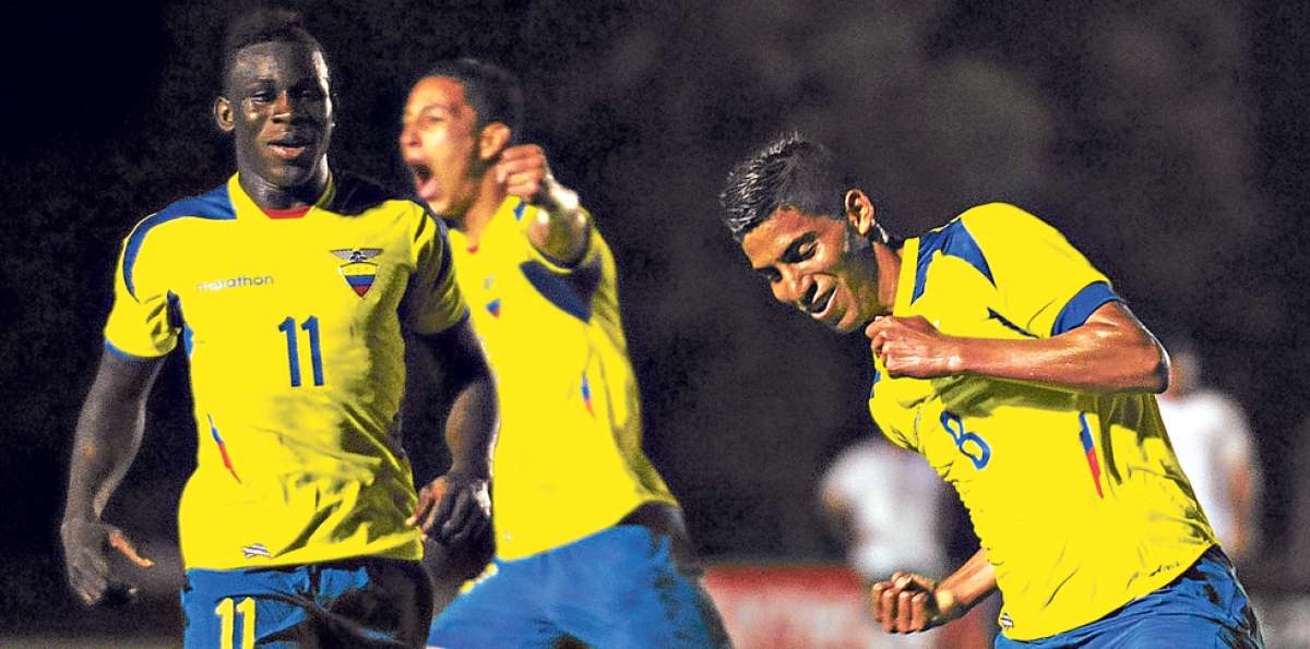 Jos&eacute; Francisco Cevallos (der.) celebra su primer gol ante Bolivia, junto a Kevin Mercado (11) y Miguel Parrales. Foto: AFP