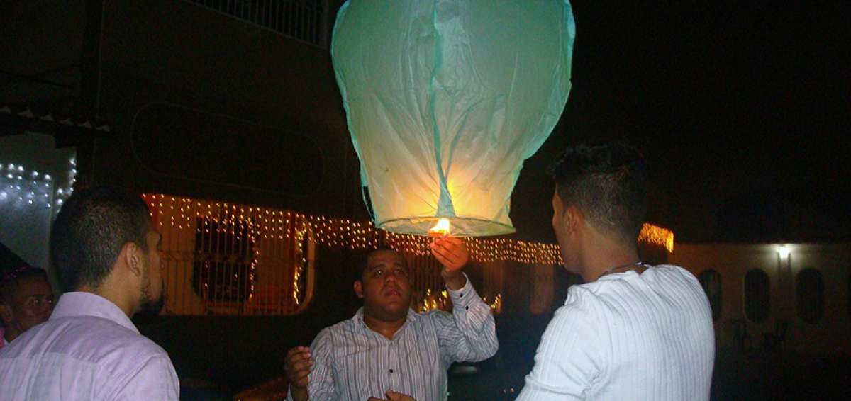 La tendencia de lanzar globos pidiendo deseos compiti&oacute; el pasado  fin de a&ntilde;o con las creencias populares. El Cuerpo del Bomberos de Guayaquil alert&oacute; a la ciudadan&iacute;a sobre los peligros en el uso de estos  artefactos