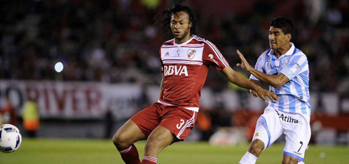 El defensor ecuatoriano Arturo Mina (izq.) durante un partido de River Plate en el &uacute;ltimo campeonato argentino, en su &uacute;nica temporada en el f&uacute;tbol &lsquo;gaucho&rsquo;. 